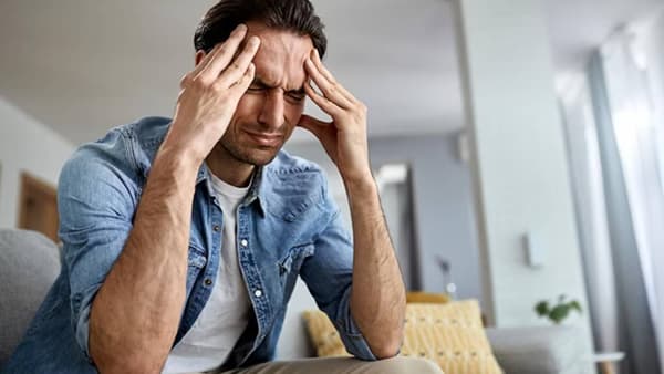 या पदार्थांच्या सेवनामुळे सुरू होऊ शकतो डोकेदुखीचा त्रास, आजपासूनच कमी करा सेवन अन्यथा....