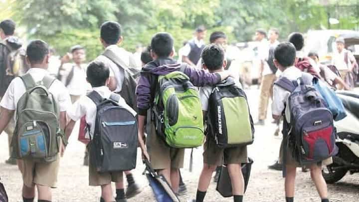 राज्यातील 'या' शाळा वगळता सर्व शाळांना सुट्टी, शिक्षण मंत्र्यांनी काय दिली महत्त्वाची माहिती राज्यातील 'या' शाळा वगळता सर्व शाळांना सुट्टी, शिक्षण मंत्र्यांनी काय दिली महत्त्वाची माहिती