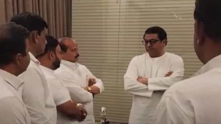 मनसे नेते वसंत मोरे 'शिवतीर्था'वर राज ठाकरेंच्या भेटीला, काय झाली चर्चा? मनसे नेते वसंत मोरे 'शिवतीर्था'वर राज ठाकरेंच्या भेटीला, काय झाली चर्चा?