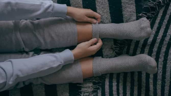 Cold Feet Problem : तुमचेही पाय वारंवार थंड पडतात का ? असू शकते या आजाराचे लक्षण