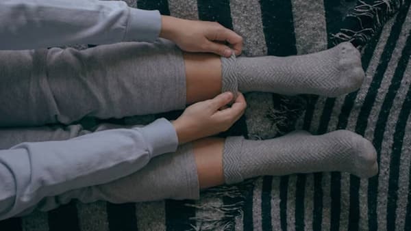 Cold Feet Problem : तुमचेही पाय वारंवार थंड पडतात का ? असू शकते या आजाराचे लक्षण