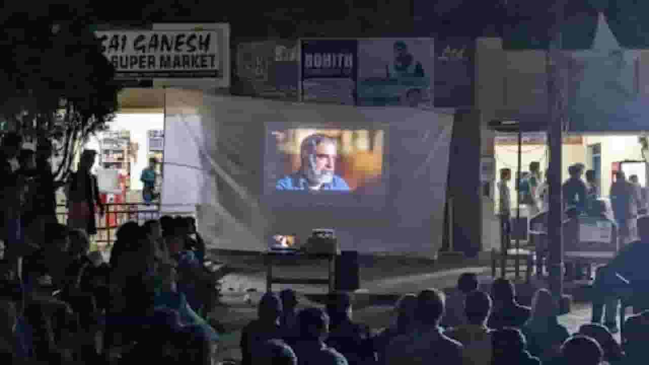 दिल्लीतील JNU विद्यापीठात पुन्हा राडा! 'त्या' डॉक्युमेंट्रीवरून विद्यार्थ्यांच्या दोन गटात दगडफेक दिल्लीतील JNU विद्यापीठात पुन्हा राडा! 'त्या' डॉक्युमेंट्रीवरून विद्यार्थ्यांच्या दोन गटात दगडफेक