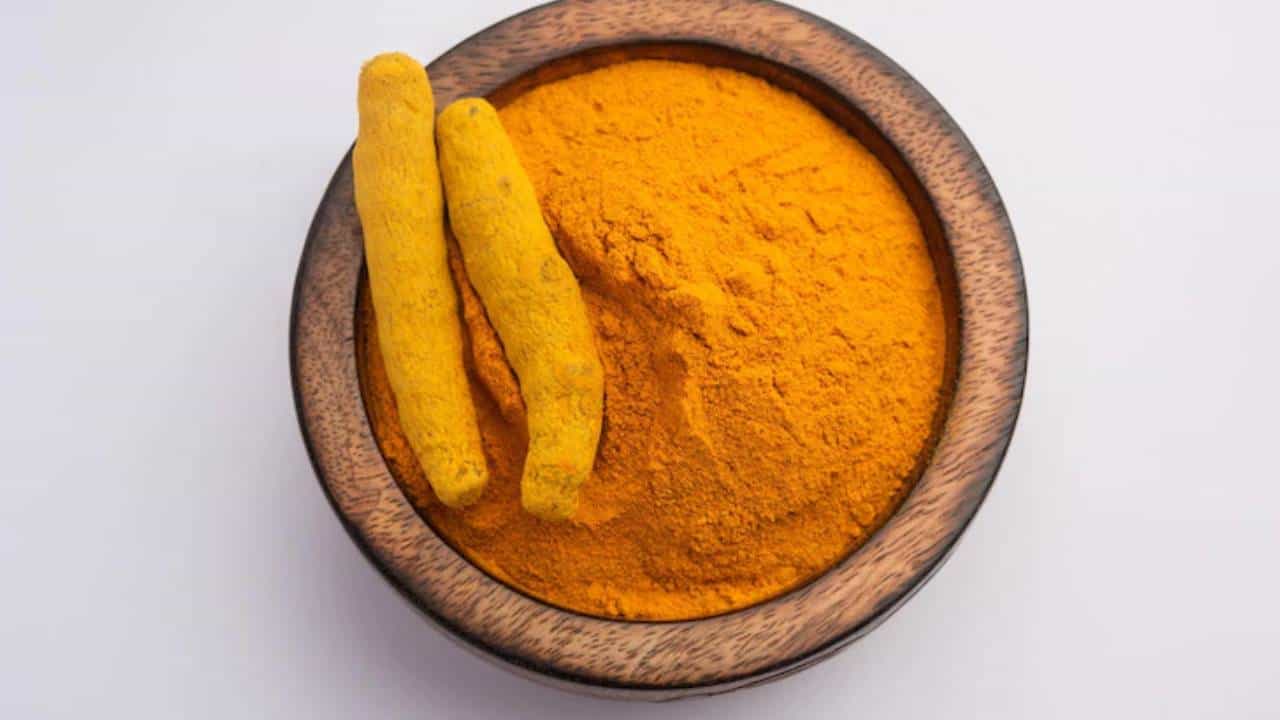 भारतीय स्वयंपाकघरात हळदीचा वापर प्रामुख्याने होत असतो. हळद ही अत्यंत गुणकारी असून त्यातील गुणधर्मांमुळे केवळ अन्नपदार्थ शिजवतानाच नव्हे तर औषधं म्हणून आणि सौंदर्य प्रसाधनांमध्येही हळदीचा वापर केला जातो. त्याचप्रमाणे कच्ची हळदही अतिशय फायदेशीर असून त्याचेही अनेक उपयोग आहेत.