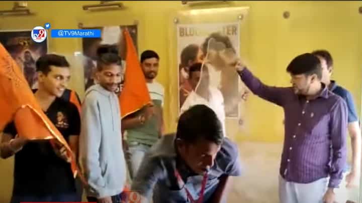 Pathaan Movie : बजरंग दल आणि विश्व हिंदू परिषदेच्या कार्यकर्त्यांना नोटीस, काय आहे कारण? Pathaan Movie : बजरंग दल आणि विश्व हिंदू परिषदेच्या कार्यकर्त्यांना नोटीस, काय आहे कारण?