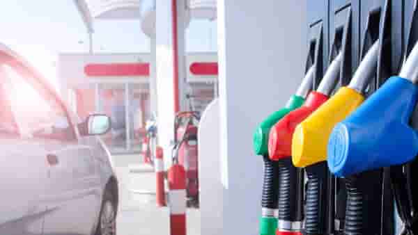 Petrol-Diesel Price : 1 लिटर पेट्रोलसाठी मोजा इतके रुपये, क्रूड ऑईलच्या किंमती घसरल्याने होईल फायदा?