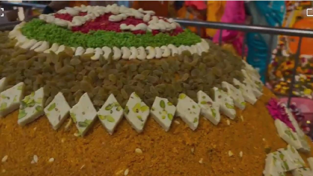Photo | अबब!! गणपती बाप्पासाठी महाकाय बुंदीचा लाडू, कुठे बनलाय? वजन माहितीय? Photo | अबब!! गणपती बाप्पासाठी महाकाय बुंदीचा लाडू, कुठे बनलाय? वजन माहितीय?