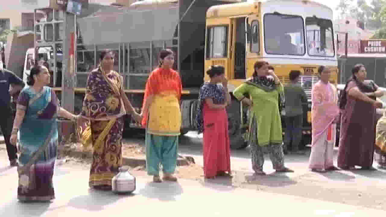 कोल्हापुरात पाण्यासाठी वणवण! महिलांचा मोर्चा, हॉकी स्टेडियम परिसरात रास्ता रोको