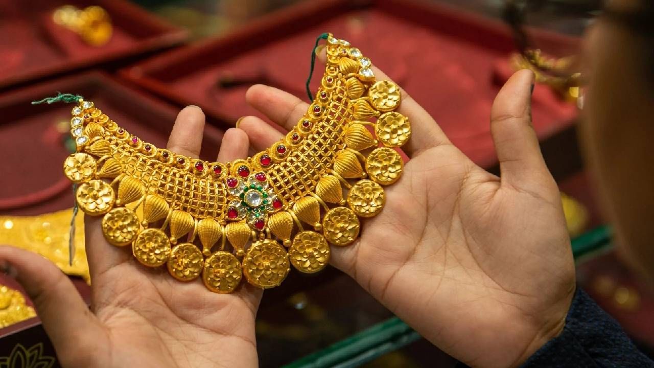 Gold Silver Price : सोन्याने तोडले सर्व रेकॉर्ड! चांदीत आपटी बार, 10 ग्रॅमचा भाव काय