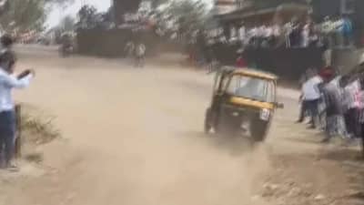 रिव्हर्स ऑटो रेस स्पर्धा! भाऊंनी अशी रिक्षा पळवली, लोक म्हणे ई का बवाल है भैया