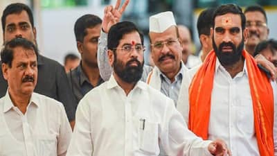 शिंदे गटाच्या नेत्यांना हा अधिकार दिलाच कोणी?; थेट प्राचार्यांवरच हात उगारला, त्यांच्यावर कारवाई होणार का.?