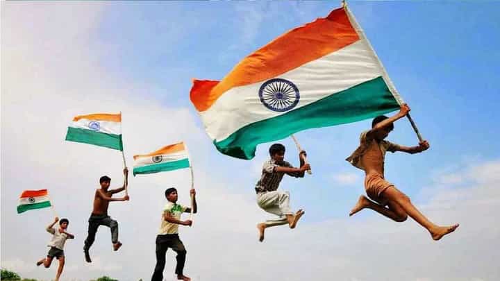 तिरंगा, झेंडावंदन, देशभक्तीपर गाणी; देशभरात प्रजासत्ताक दिनाचा उत्साह तिरंगा, झेंडावंदन, देशभक्तीपर गाणी; देशभरात प्रजासत्ताक दिनाचा उत्साह
