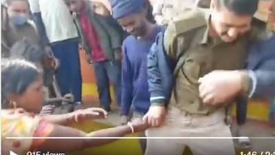 VIDEO | छापा टाकायला गेलेले पोलीसांनी घरात करत होते चोरी ? महिलांनी तपासणीच्या नावाखाली पॅन्ट काढायला लावली