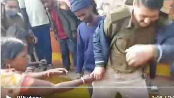 VIDEO | छापा टाकायला गेलेले पोलीसांनी घरात करत होते चोरी ? महिलांनी तपासणीच्या नावाखाली पॅन्ट काढायला लावली