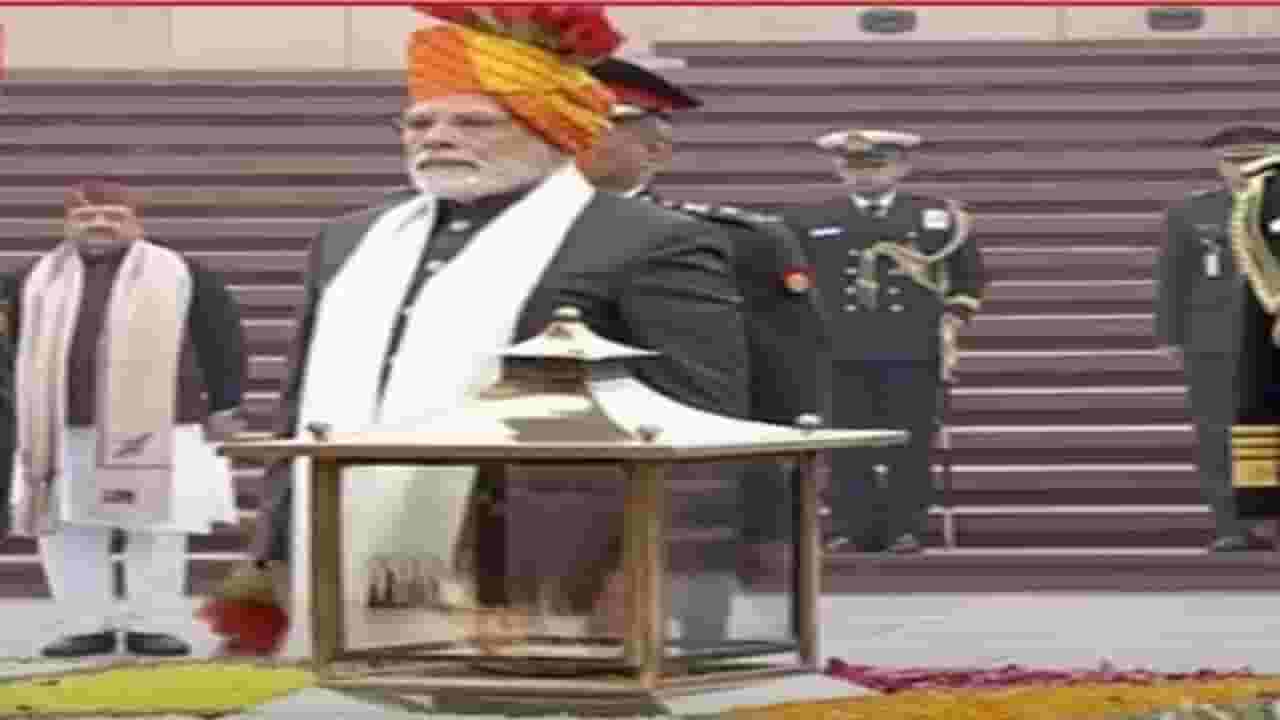 Republic Day : पंतप्रधान नरेंद्र मोदी यांच्याकडून शहीद जवानांना श्रद्धांजली
