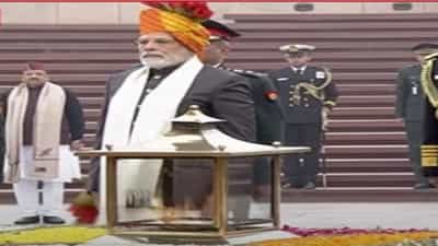 Republic Day : पंतप्रधान नरेंद्र मोदी यांच्याकडून शहीद जवानांना श्रद्धांजली