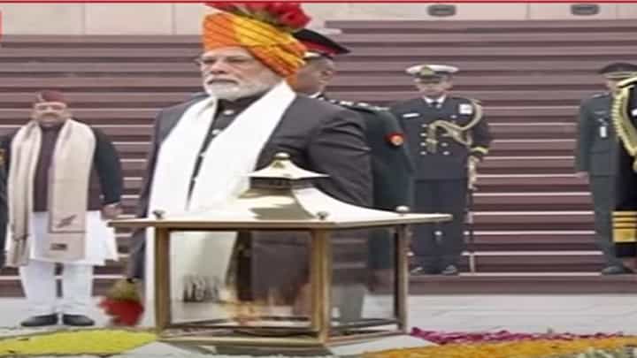 Republic Day : पंतप्रधान नरेंद्र मोदी यांच्याकडून शहीद जवानांना श्रद्धांजली Republic Day : पंतप्रधान नरेंद्र मोदी यांच्याकडून शहीद जवानांना श्रद्धांजली