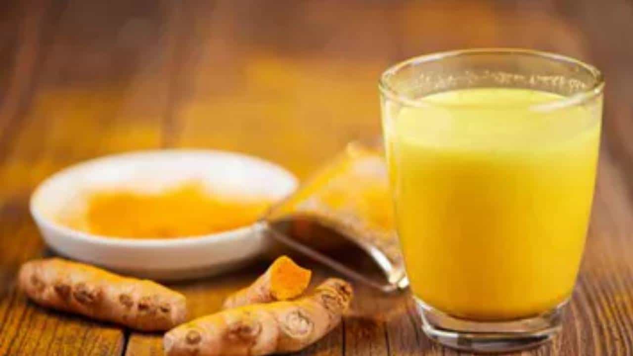 दुधामध्ये हा एक पदार्थ घातल्याने चमकतो चेहरा, पिंपल्सपासूनही मिळते सुटका; जाणून घ्या कोणता आहे हा पदार्थ?