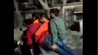 VIDEO : एका स्कुटीवर बसले पाच तरुण, रस्त्यात केला भयानक स्टंट, व्हिडीओ व्हायरल झाल्यापासून पोलिस...