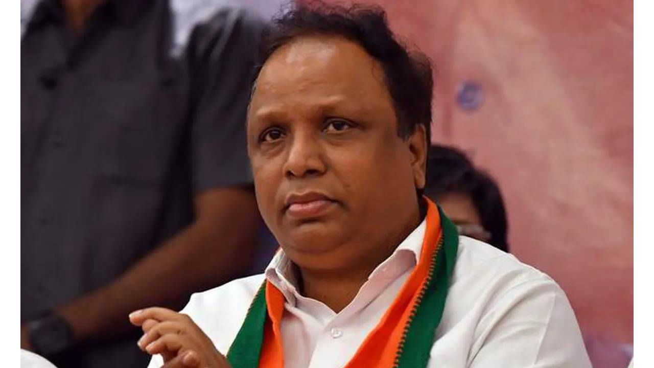 तोंड बंद करा, अन्यथा मी नावासहित सांगेन... फडणवीसांना कोण अडकवणार होतं? आशिष शेलारांचा इशारा कुणाकडे? तोंड बंद करा, अन्यथा मी नावासहित सांगेन... फडणवीसांना कोण अडकवणार होतं? आशिष शेलारांचा इशारा कुणाकडे?