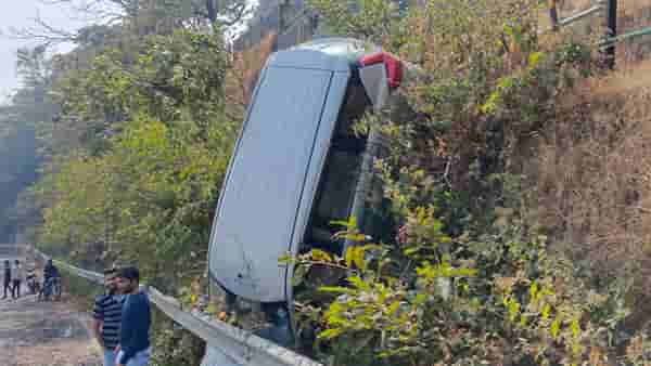 Accident | माथेरानमध्ये विचित्र अपघात, चालकाचा ताबा सुटला, एर्टीगा कार पलटी