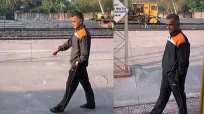 वडील मुलाला रेल्वे स्टेशनवर सोडायला आले, व्हिडीओ बघून सगळेच भावूक!