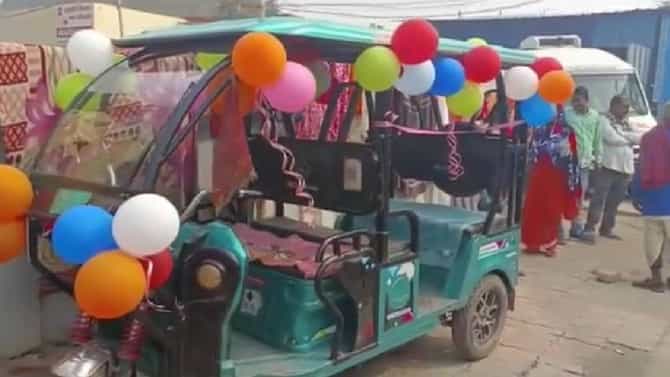 बँड बाजा साठी नव्हते पैसे तरीही मुलीच्या जन्माचा असा केला उत्सव