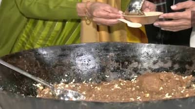 Union Budget 2023 : बजेटपूर्वी केंद्रीय अर्थमंत्र्यांनी वाटला हलवा, दोन वर्षानंतर प्रथेला पुन्हा सुरुवात