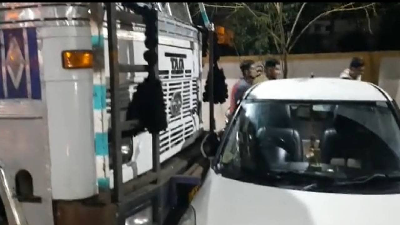 ओव्हरटेक करताना वाद झाला, ट्रक चालकाने कारला 500 मीटर फरफटत नेले