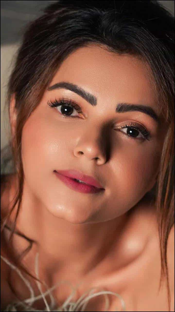 बिग बाॅस विजेती रुबिना दिलैक ही कायमच चर्चेत असते. रूबिना दिलैक ही तिच्या बोल्ड अंदाजासाठी ओळखली जाते. बिग बाॅस जिंकल्यानंतर रुबिनाच्या चाहत्यांमध्ये वाढ झालीये.
