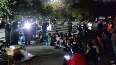 तुम्ही डॉक्युमेंट्री दाखवली, आम्ही काश्मीर फाईल्स दाखवू; या विद्यापीठात स्क्रीनिंगरवरून राजकारण तापले