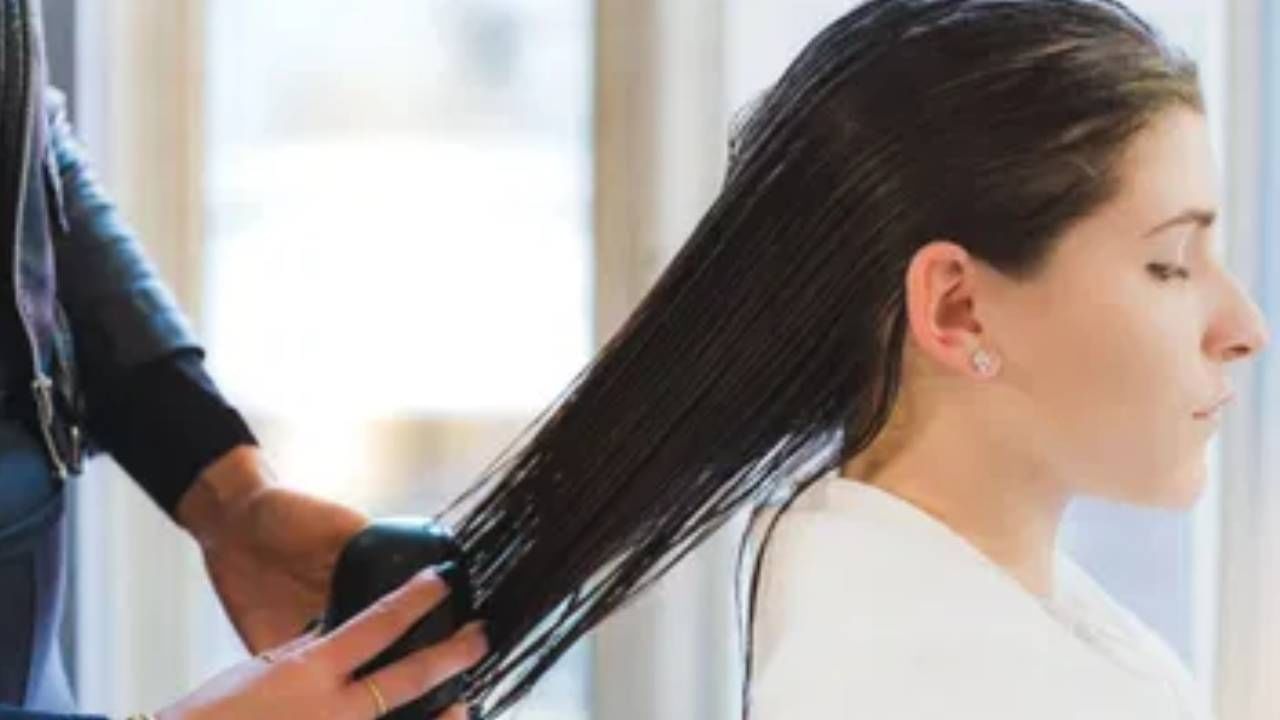  कोरड्या केसांसाठी एग योकचा वापर केल्यास नुकसान होत नाही कारण त्यामुळे केसांमध्ये तेल वाढते. पण तेलकट केसांसाठी अंड्याचा जास्त वापर केल्यास त्यामुळे कोंडा होऊ शकतो. 