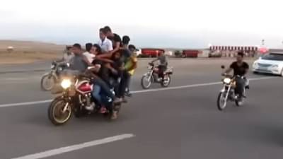 मोजता मोजता विसरून जाल किती जण बसलेत, इतके लोक दुचाकीवर!