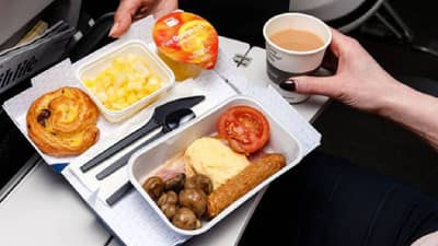 विमानात मोफत एक्स्ट्रा फूड कसे मिळवावे, केबिन क्रूने स्वत: सांगितल्या टिप्स!