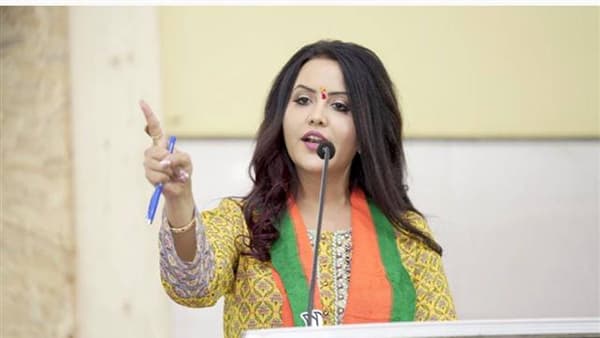 अमृता फडणवीस यांच्याबद्दल आक्षेपार्ह पोस्ट लिहिणारा तडीपार, या भाजप नेत्यावर वर्षभरासाठी कारवाई