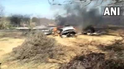 दोन लढाऊ विमान हवेतच एकमेकांना धडकले, आग लागली; सुखोई आणि मिराज विमान जंगलात कोसळले