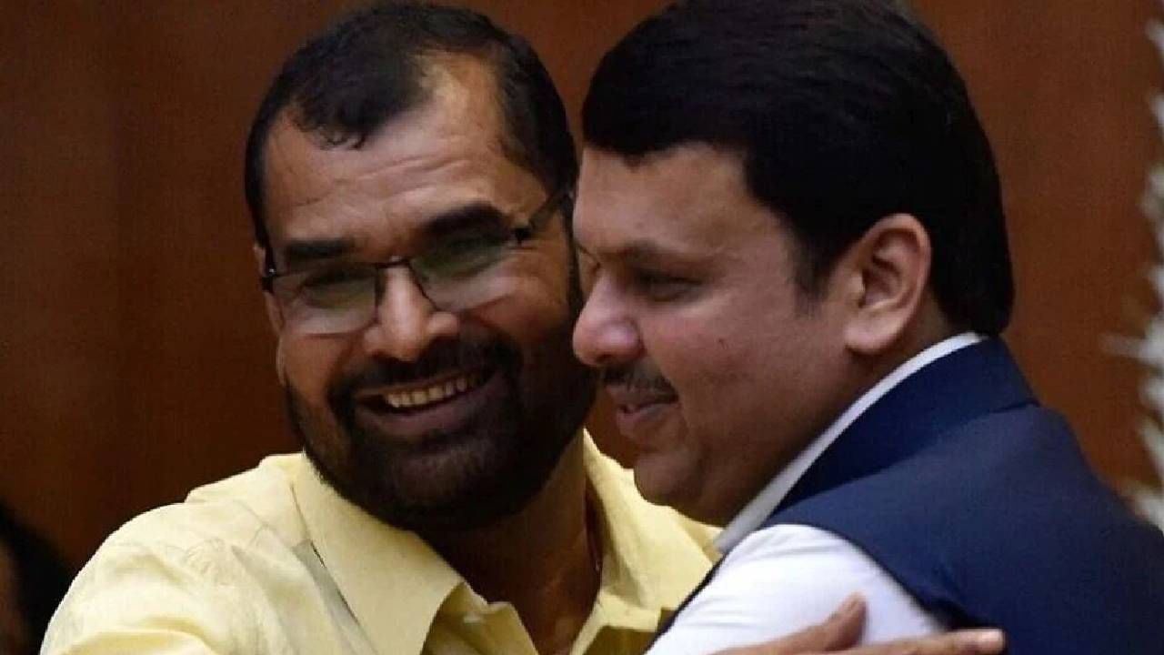 देवेंद्र फडणवीस आम्हाला का आवडतो? हा गडी ना कारखाना काढतो ना बँक,पण सगळ्यांची... सदाभाऊ खोत यांची जोरदार फटकेबाजी देवेंद्र फडणवीस आम्हाला का आवडतो? हा गडी ना कारखाना काढतो ना बँक,पण सगळ्यांची... सदाभाऊ खोत यांची जोरदार फटकेबाजी