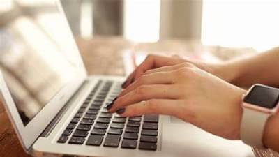 मुलीने ऑनलाइन ऑर्डर केले सॅनिटरी पॅड, पॅकेट खोलताच झाली हैराण!