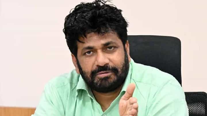 धनुष्यबाणाच्या प्रलंबित निर्णयावर काय म्हणाले बच्चू कडू, बघा व्हिडीओ धनुष्यबाणाच्या प्रलंबित निर्णयावर काय म्हणाले बच्चू कडू, बघा व्हिडीओ