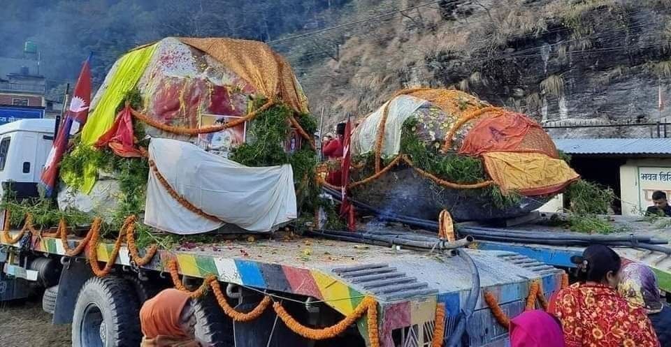 नेपाळहून येणाऱ्या शिळा पाहण्यासाठी गर्दी, मार्गात जोरदार स्वागत, पूजा