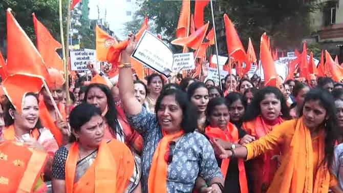 शिंदे गट, भाजप नेते पहिल्यांदाच मोर्चात एकत्र, मुंबईत लव्ह जिहाद विरोधात एल्गार; नजर जाईल तिथे भगवे झेंडेच झेंडे
