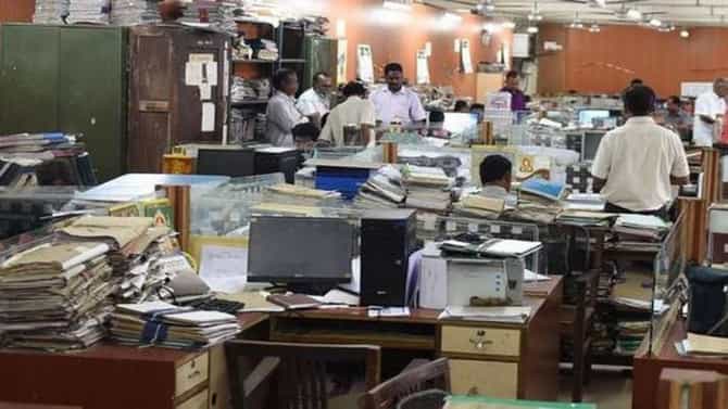 सरकारी कर्मचाऱ्यांना धक्का, या नियमामुळे पेन्शन, ग्रॅच्युइटी करणार बंद