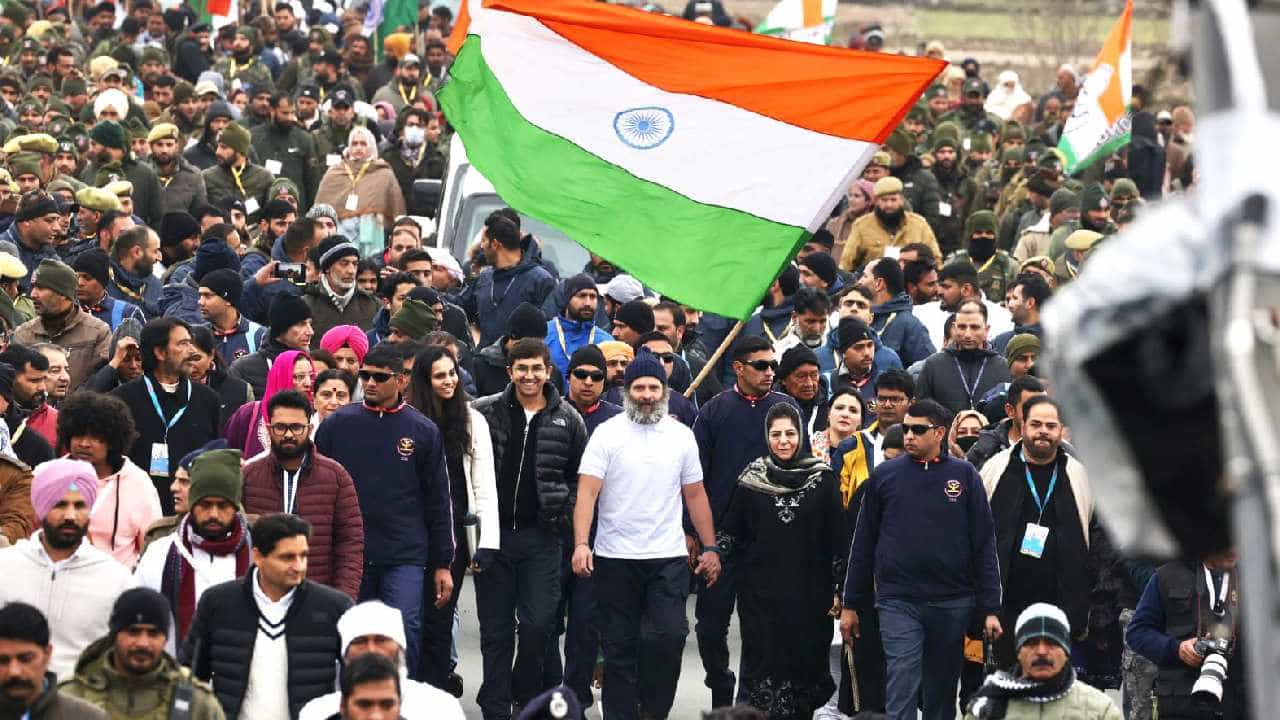 राहुल गांधींनी जम्मू काश्मीरच्या ऐतिहासिक लाल चौकात तिरंगा फडकवला