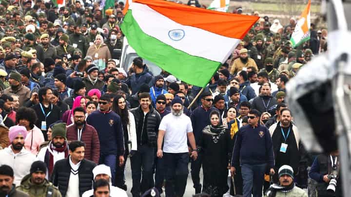 राहुल गांधींनी जम्मू काश्मीरच्या ऐतिहासिक लाल चौकात तिरंगा फडकवला राहुल गांधींनी जम्मू काश्मीरच्या ऐतिहासिक लाल चौकात तिरंगा फडकवला