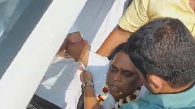 शनि शिंगणापूरला एक कोटीचे दान देणाऱ्या आरोग्य मंत्र्याला गोळ्या घातल्या, कारमधून उतरताच हल्ला; प्रकृती चिंताजनक