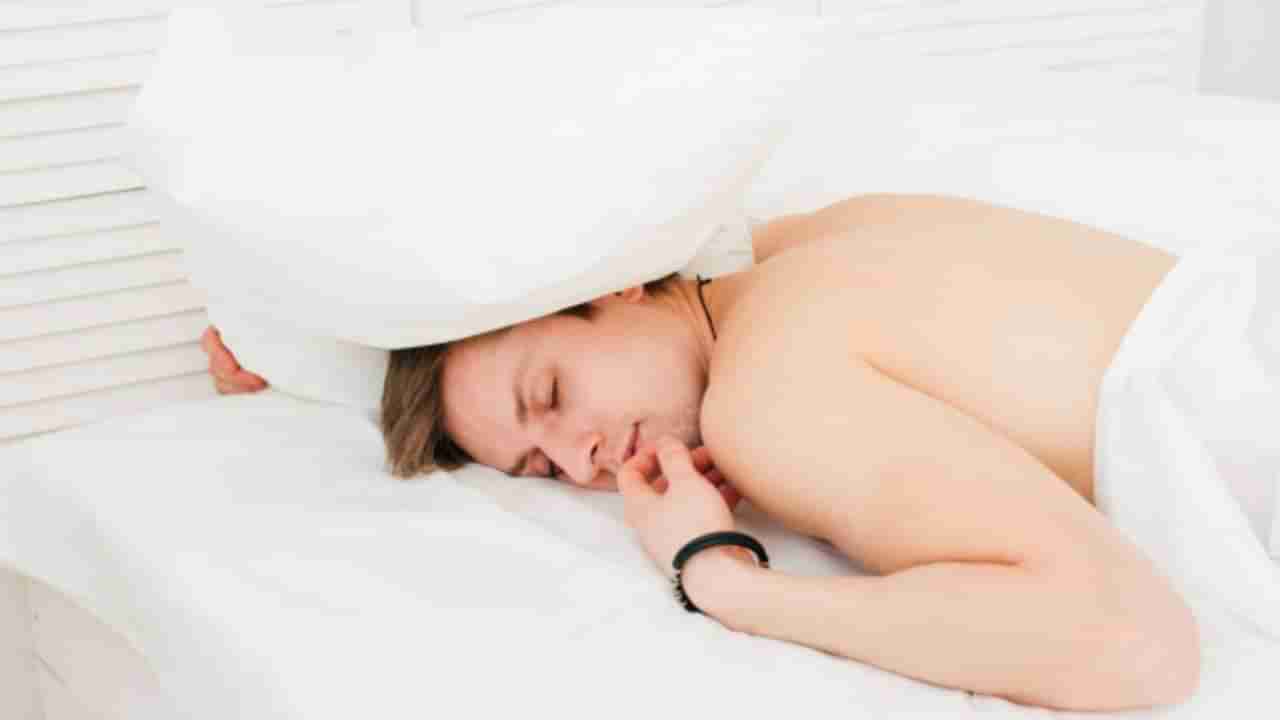 अंगभर कपडे घालून झोपण्यापेक्षा असं झोपाल तर... वाचा या झोपेचे फायदे