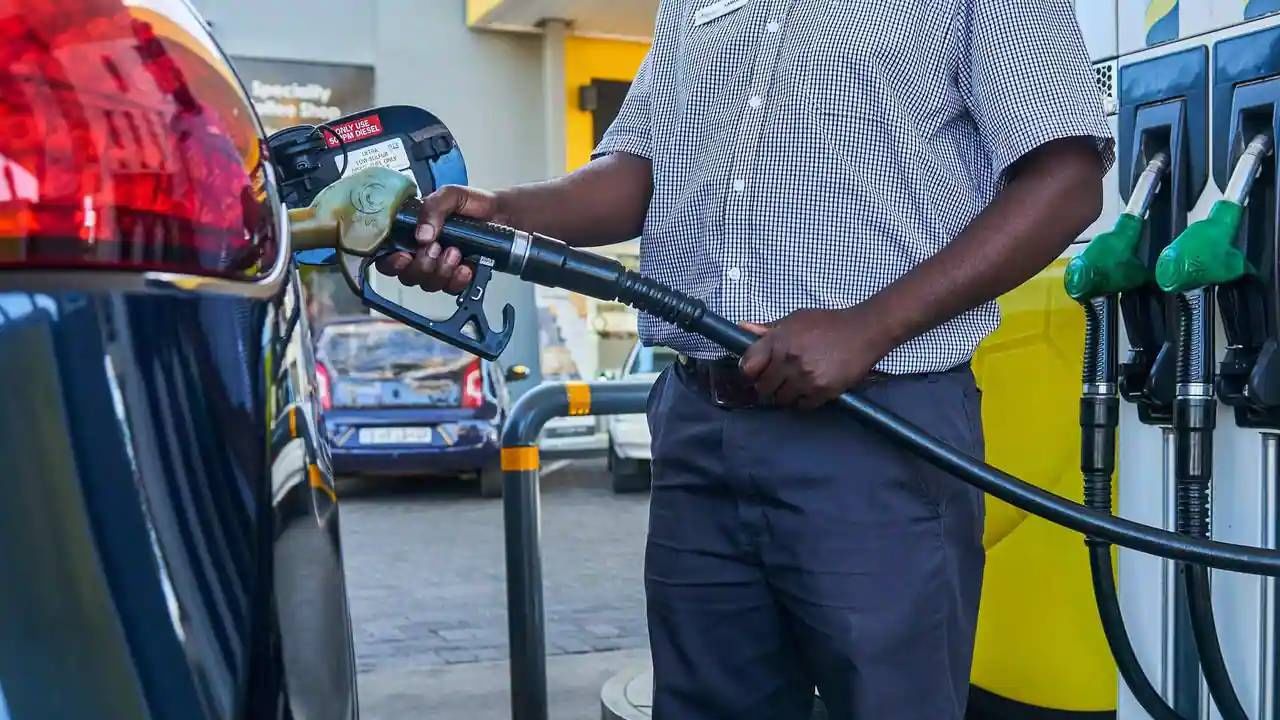 Petrol-Diesel Price : कच्चा तेलात पडझड, तुमच्या शहरातील पेट्रोल-डिझेलचा भाव काय?