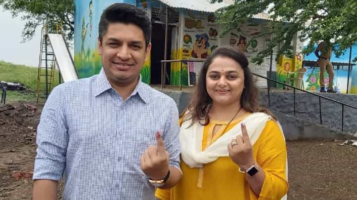 मतदानानंतर सत्यजित तांबे यांच्या पत्नी मैथिली यांची पहिली प्रतिक्रिया; म्हणाल्या... मतदानानंतर सत्यजित तांबे यांच्या पत्नी मैथिली यांची पहिली प्रतिक्रिया; म्हणाल्या...