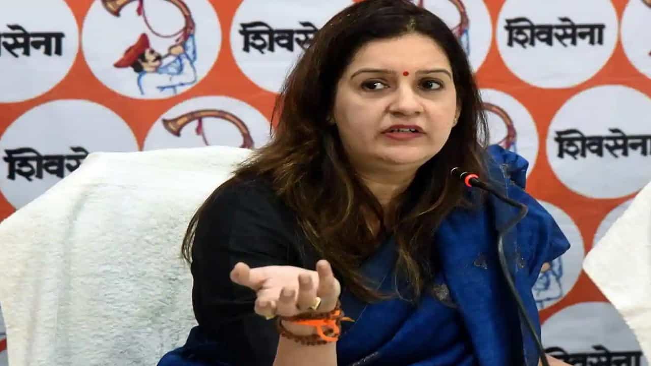 शिंदे-फडणवीस सरकार हे 'चार दिन की चांदणी', प्रियंका चतुर्वेदी यांनी डिवचले शिंदे-फडणवीस सरकार हे 'चार दिन की चांदणी', प्रियंका चतुर्वेदी यांनी डिवचले