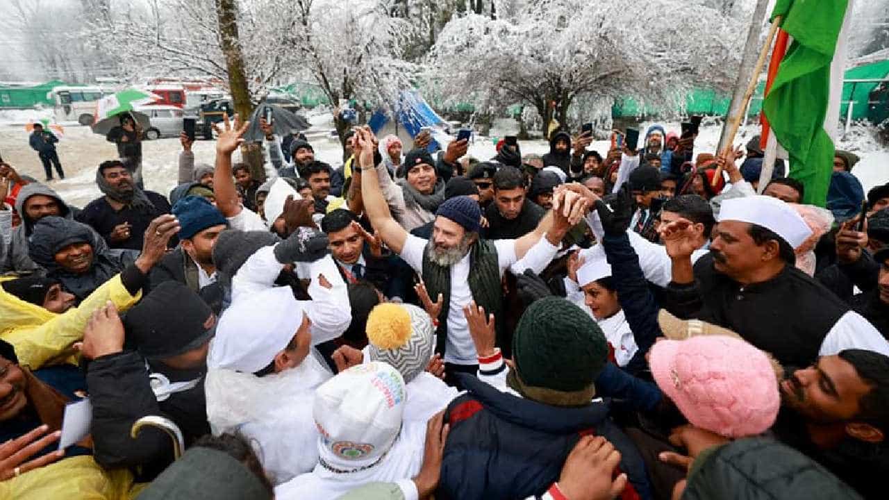 जम्मू काश्मीरमध्ये मला हे साध्य करायचंय; कोसळत्या बर्फात राहुल गांधी यांचं भाषण