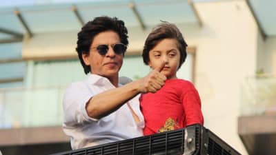 Pathaan | पठाण पाहिल्यावर अबरामची प्रतिक्रिया काय होती? चाहत्याच्या प्रश्नावर शाहरुख का म्हणाला हे तर कर्मच?